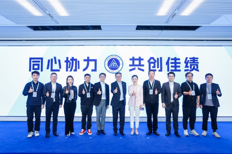  足球報(bào)：10家企業(yè)捧場新賽季出征儀式，深圳新鵬城進(jìn)一步做強(qiáng)做優(yōu)