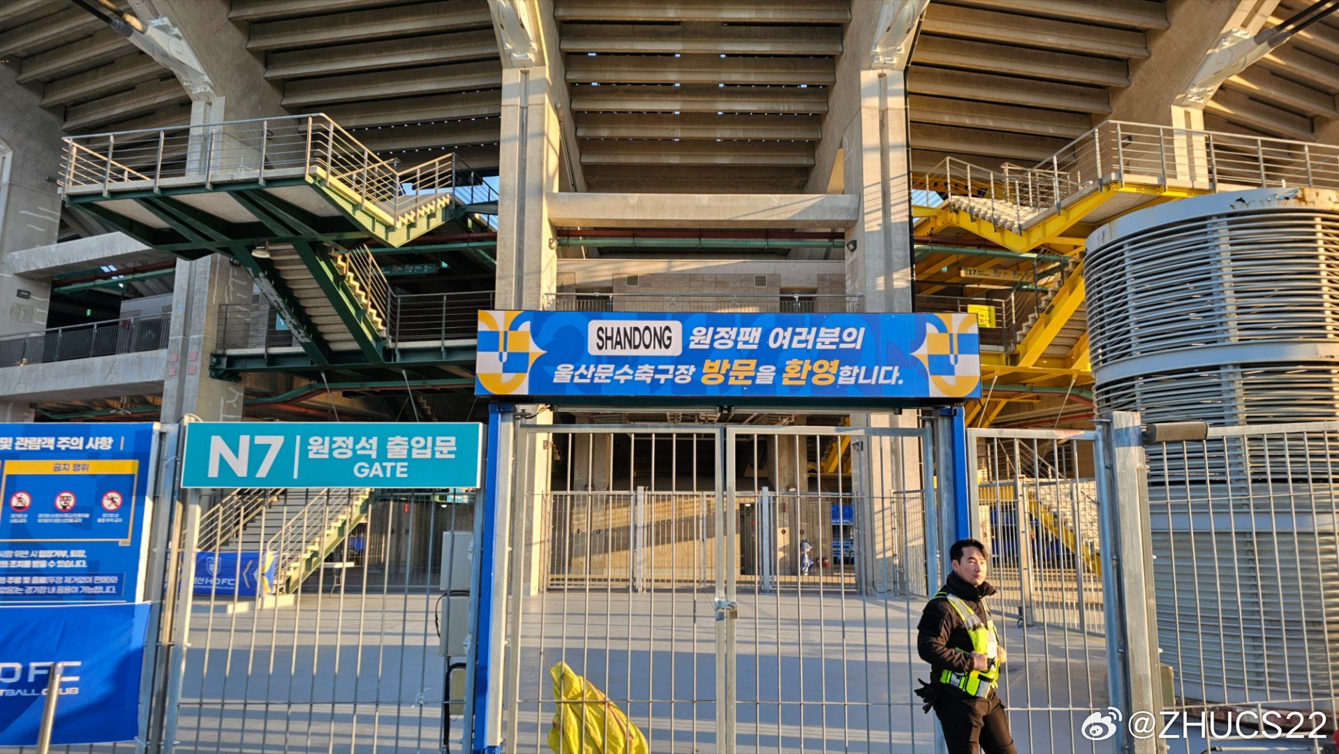  博主：蔚山現(xiàn)場(chǎng)工作人員、轉(zhuǎn)播車、安保在準(zhǔn)備撤場(chǎng)，場(chǎng)外一片安靜