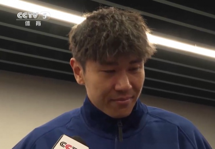  鐵漢柔情！三鎮(zhèn)球員劉奕鳴探望患病小球迷時哽咽