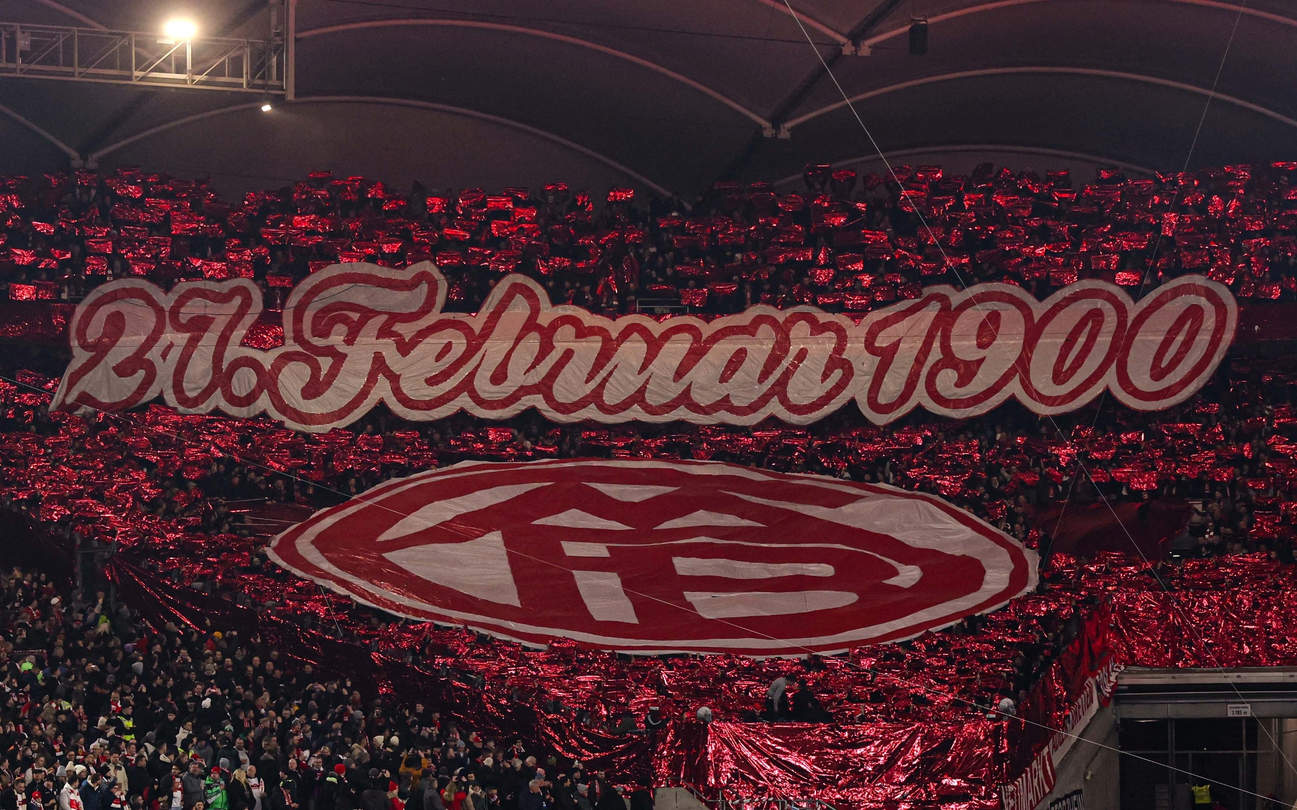  拜仁球迷在看臺(tái)展示TIFO，慶祝俱樂部成立125周年