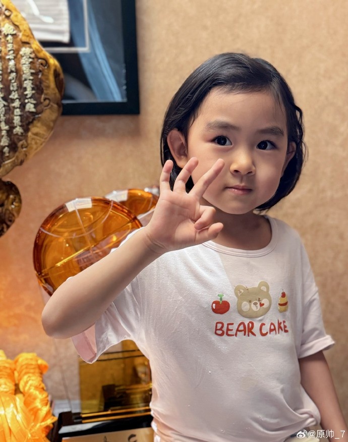  三分大賽三冠王！原帥曬三冠獎(jiǎng)杯：完成了女兒給安排的任務(wù)！