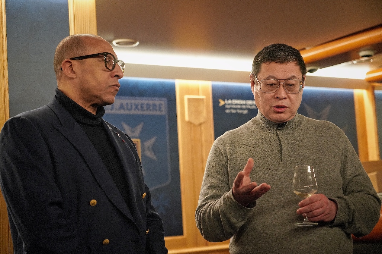  法國(guó)足協(xié)主席迪亞洛做客歐塞爾，并與董事會(huì)主席周云杰會(huì)晤