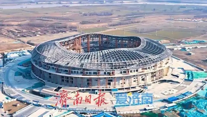  魯媒：戴上1.6萬(wàn)噸“鋼鐵巨冠”，黃河體育中心球場(chǎng)完成屋蓋施工