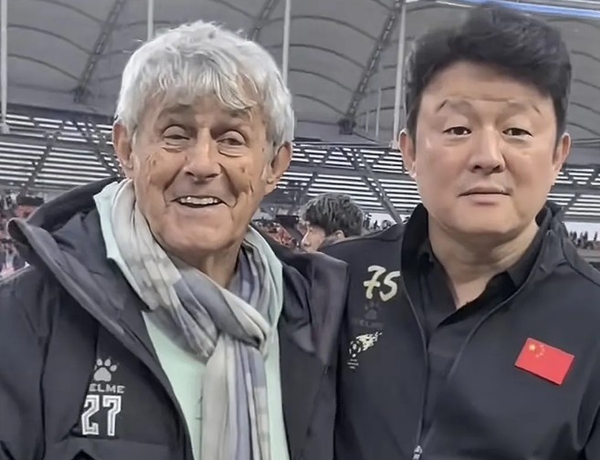  有點(diǎn)像？米盧差點(diǎn)將青島籍演員張磊誤認(rèn)為是孫繼海