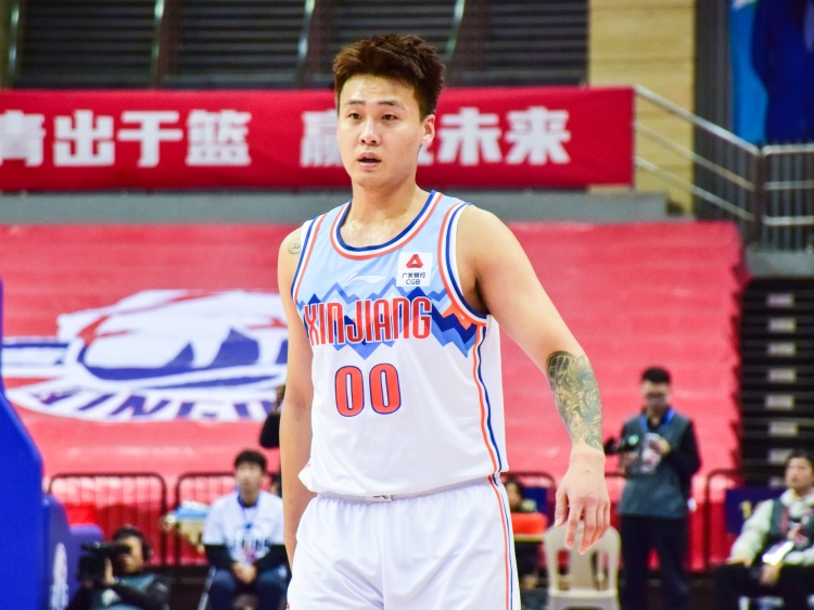  狀態(tài)不俗！趙睿半場9中4拿到15分5籃板