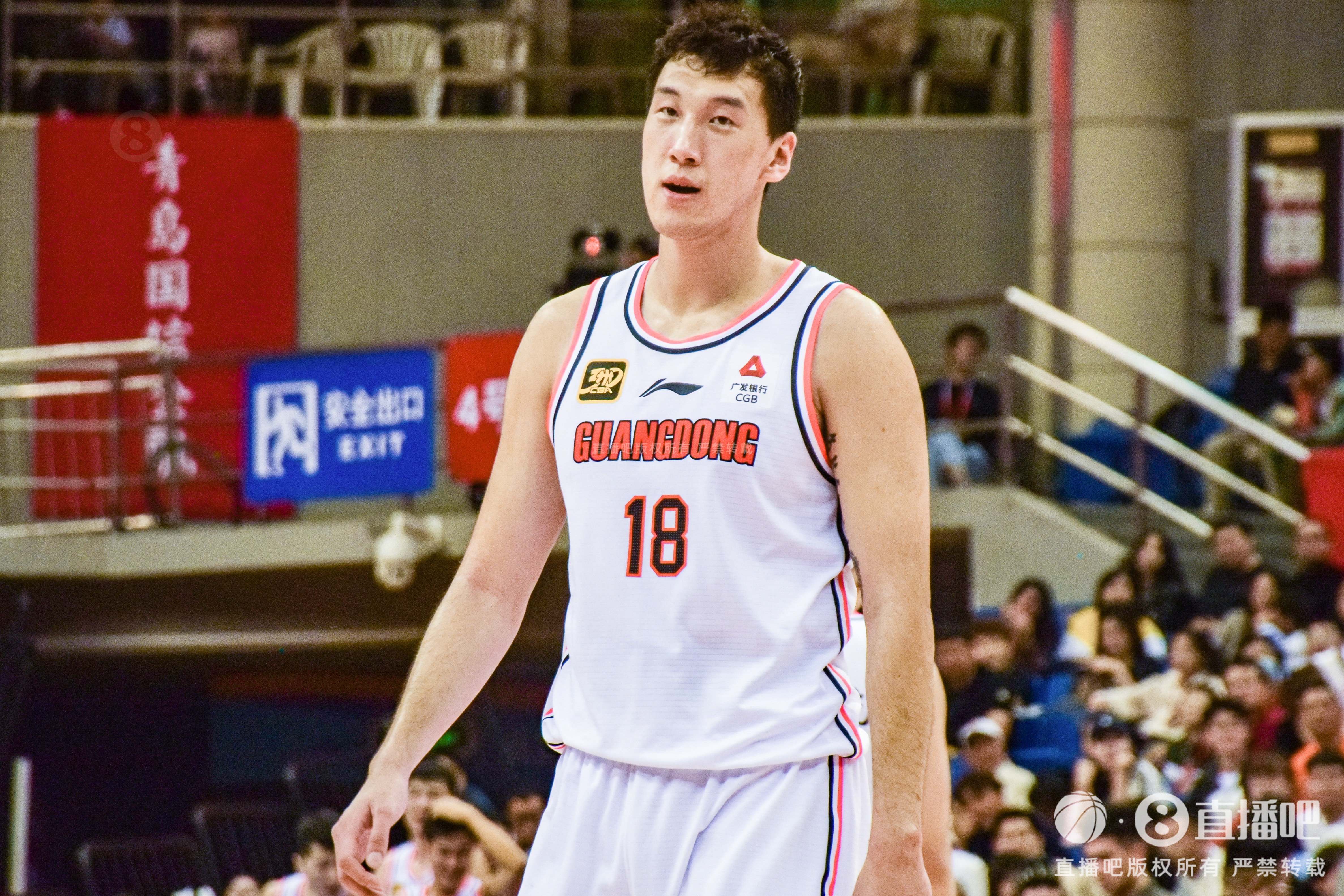  神射手！杜潤旺上半場三分5中4得到12分1板1助1斷