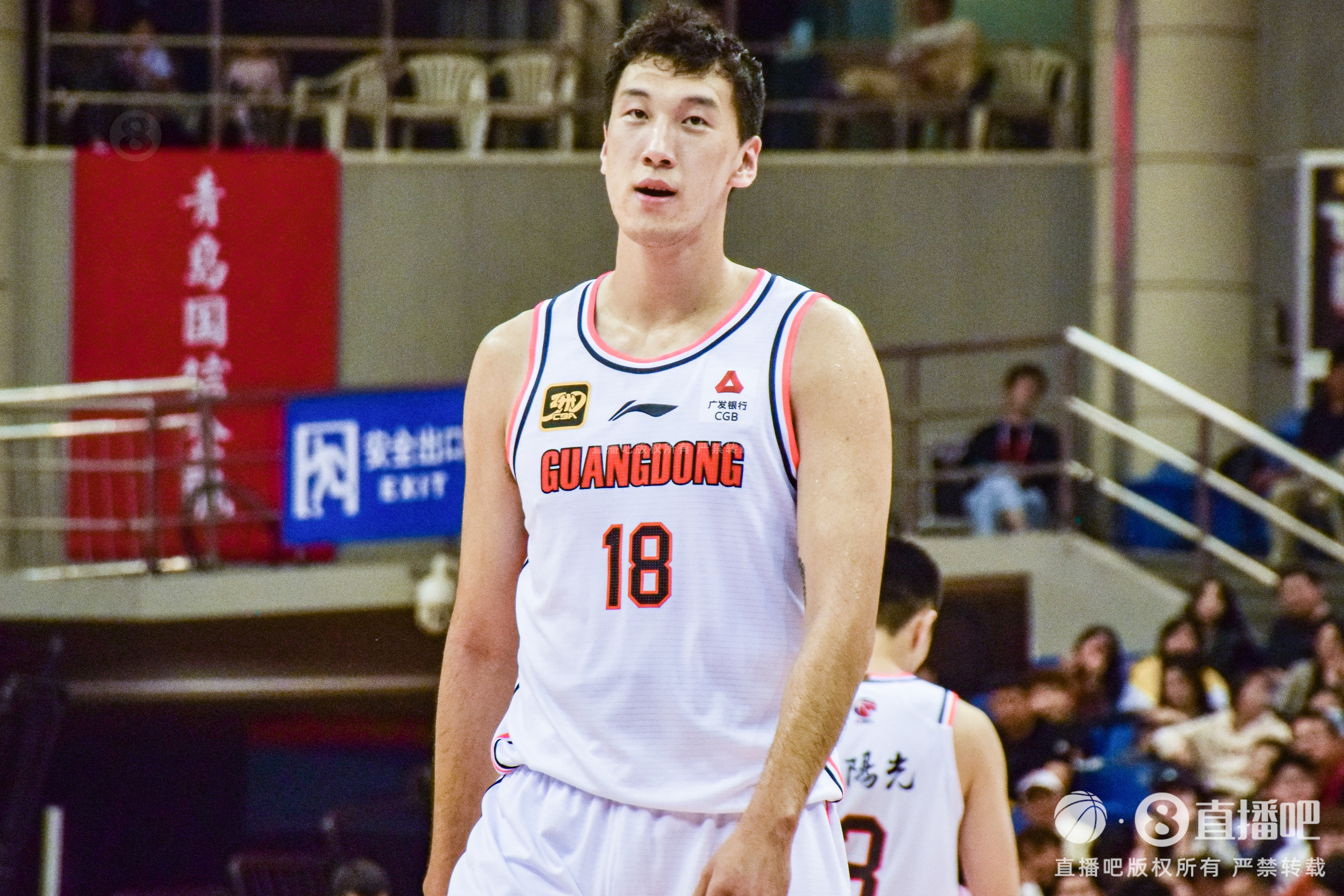  高炮臺(tái)發(fā)威！杜潤旺半場6中5拿到13分2斷1帽 三分3中3