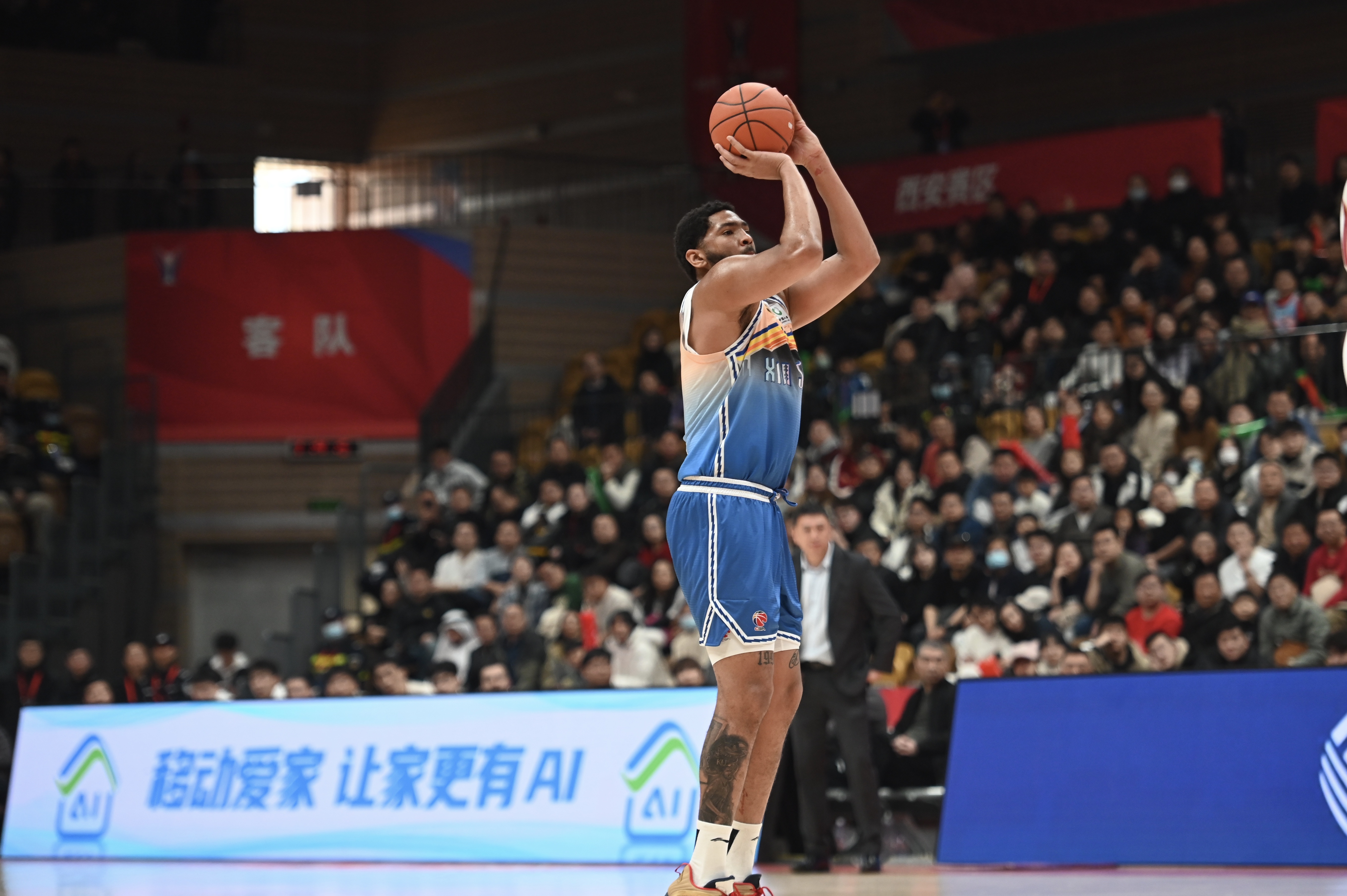  手感火熱！勞森半場(chǎng)7中6高效砍下17分5籃板 首節(jié)15分